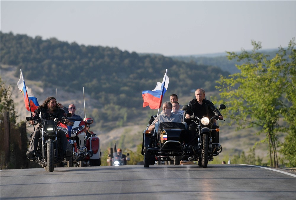 Tổng thống Nga Vladimir Putin (bên phải) lái mô tô dẫn đầu đoàn cùng với người đứng đầu câu lạc bộ mô tô “Nigh Wolves” Alexander Zaldostanov gần Sevastopol, Crimea. Ảnh: AP.