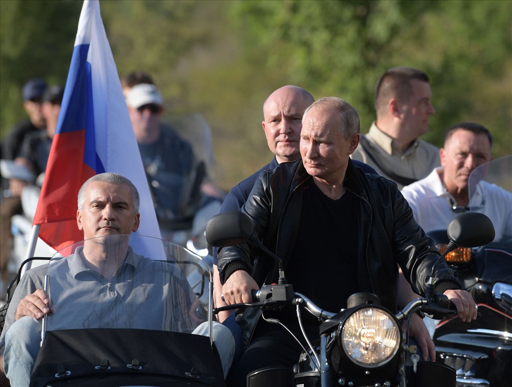 Tổng thống Nga Vladimir Putin (bên phải) lái mô tô dẫn đầu đoàn cùng với người đứng đầu câu lạc bộ mô tô “Nigh Wolves” Alexander Zaldostanov gần Sevastopol, Crimea. Ảnh: AP.