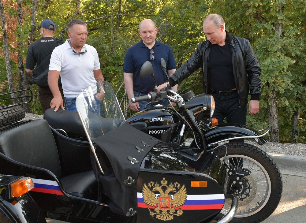 Tổng thống Nga Vladimir Putin (bên phải) lái mô tô dẫn đầu đoàn cùng với người đứng đầu câu lạc bộ mô tô “Nigh Wolves” Alexander Zaldostanov gần Sevastopol, Crimea. Ảnh: AP.