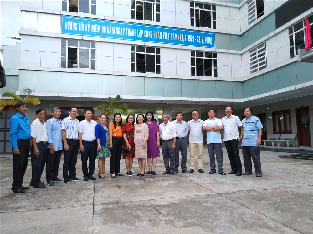 Đoàn chụp hình lưu niệm tại LĐLĐ tỉnh Bình Định.