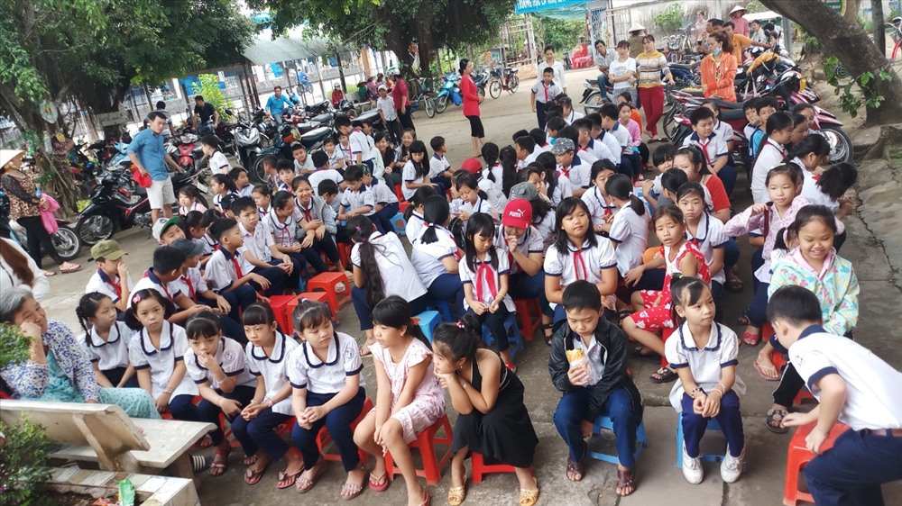 Học sinh chờ đến lượt khám, tư vấn chăm sóc sức khỏe. Ảnh: K.Q