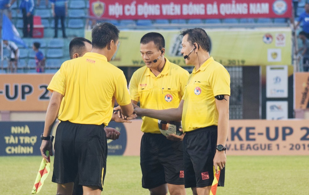 Vòng đấu thứ 20 V.League 2019 chứng kiến những quyết định gây tranh cãi của trọng tài. Ảnh: VPF