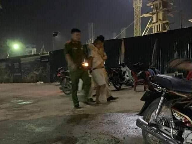 Đối tượng Vương Hồng Thái bị lực lượng chức năng khống chế. Ảnh: NH.