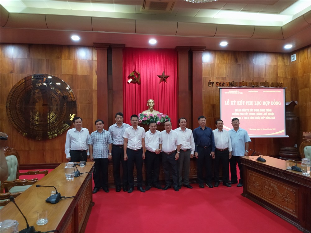 Các bên chụp ảnh lưu niệm sau lễ ký kết.