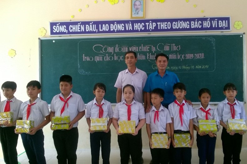 trao quà cho các em học sinh tại Trường THCS Giai Xuân. Ảnh: Phạm Nhân
