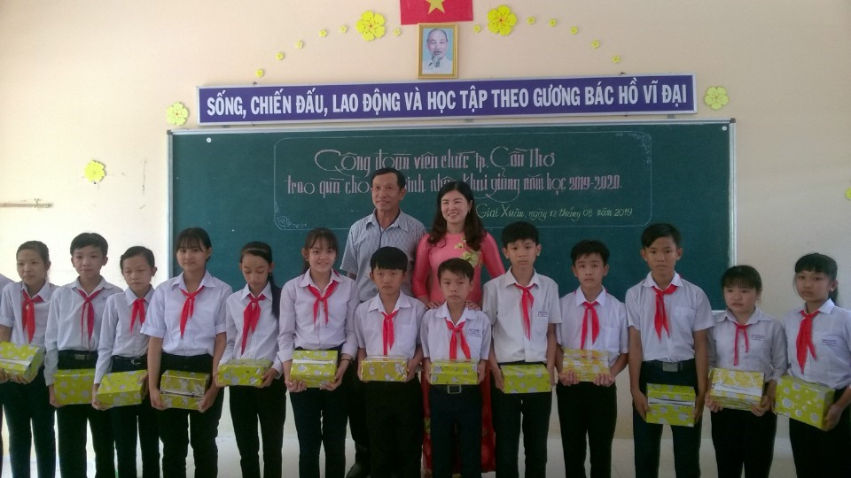 trao quà cho các em học sinh tại Trường THCS Giai Xuân. Ảnh: Phạm Nhân