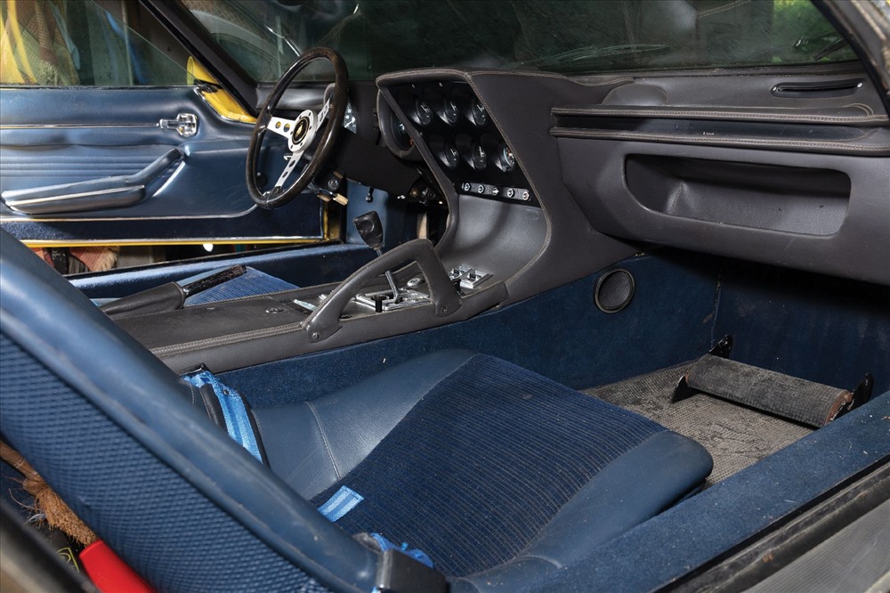 Nội thất khá ổn và động cơ hoạt động còn ổn định. Ảnh: Carscoops