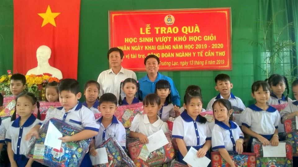 Trao quà cho các em học sinh nghèo tại Trường Tiểu học Nguyễn Tri Phương, Quận Ô Môn, TP Cần Thơ. Ảnh: Phạm Nhân