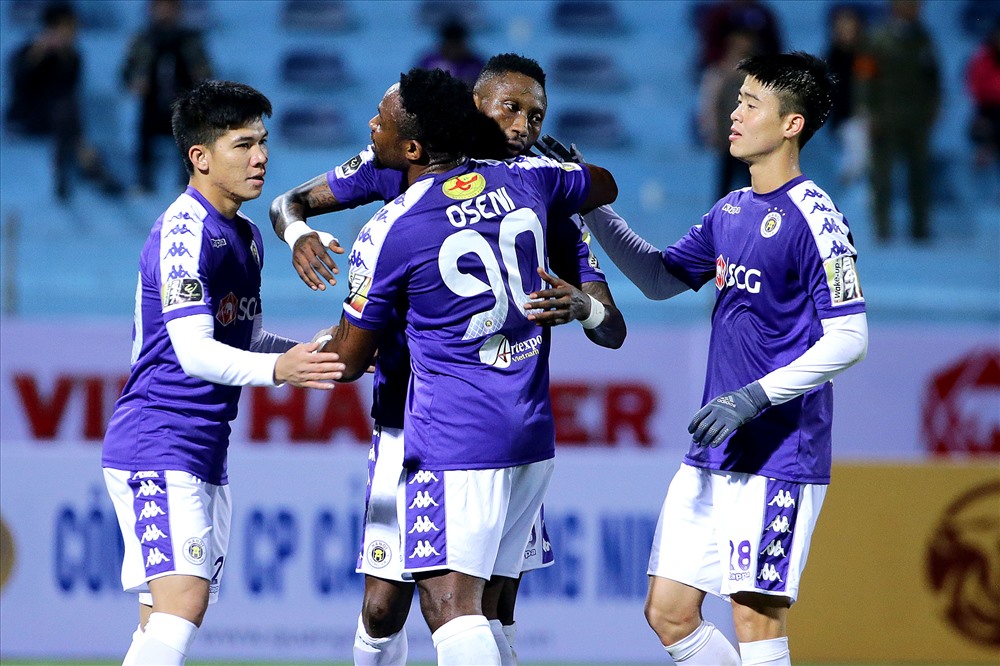Ban điều hành V.League sẽ cân nhắc mời trọng tài ngoại ở những vòng cuối, tùy thuộc vào tính chất trận đấu quyết định ngôi vô địch hay cuộc đua trụ hạng. Ảnh: VPF