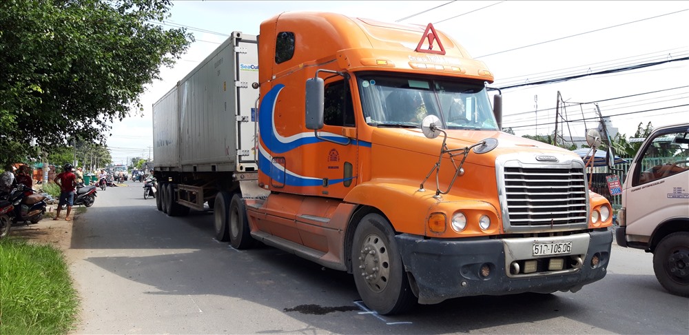 Chiếc container gây ra vụ tai nạn thương tâm trên. Ảnh: P.V