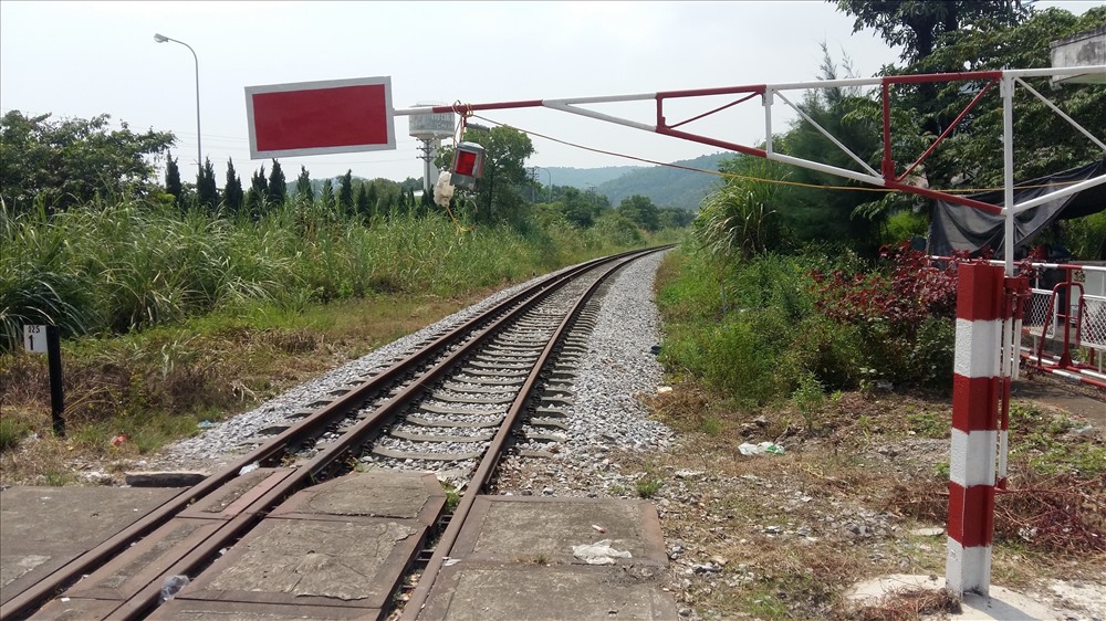 Không có chuyến tàu nào chạy qua, nhưng các trạm gác vẫn hoạt động bình thường. Ảnh: Nguyễn Hùng