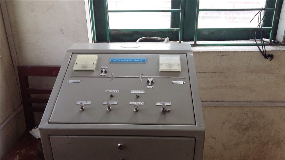Hệ thống điều khiển tín hiệu, giám sát tàu vẫn hoạt động bình thường như hàng ngày vẫn có tàu chạy qua. Ảnh: Nguyễn Hùng