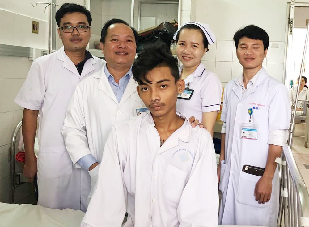Bệnh nhân Trần Quan Bạc và các y, bác sĩ BVĐKTƯ Cần Thơ. Ảnh: BVCC