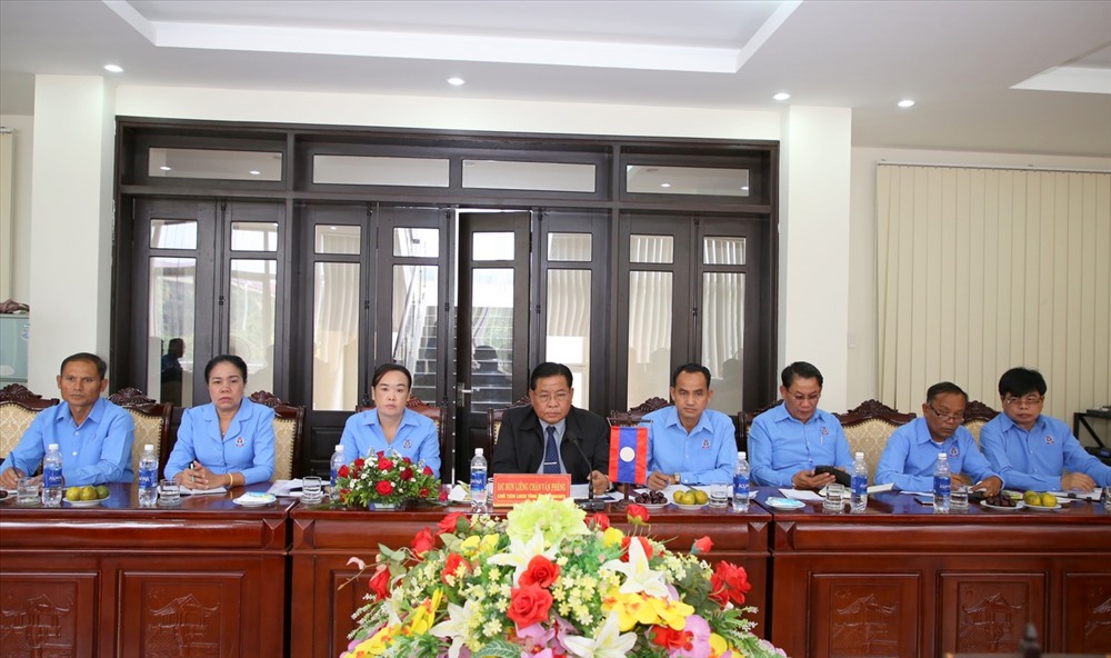Đoàn đại biểu Liên hiệp Công đoàn tỉnh Savannakhet (Lào) tại buổi hội đàm. Ảnh: Hưng Thơ.