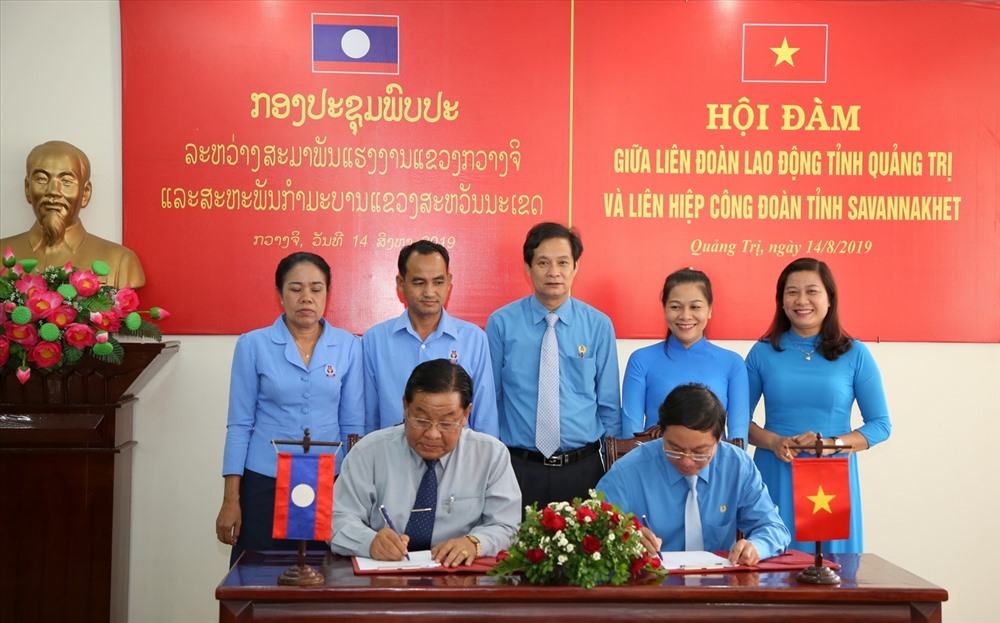 LĐLĐ tỉnh Quảng Trị và LHCĐ tỉnh Savannakhet ký biên bản ghi nhớ. Ảnh: Hưng Thơ.