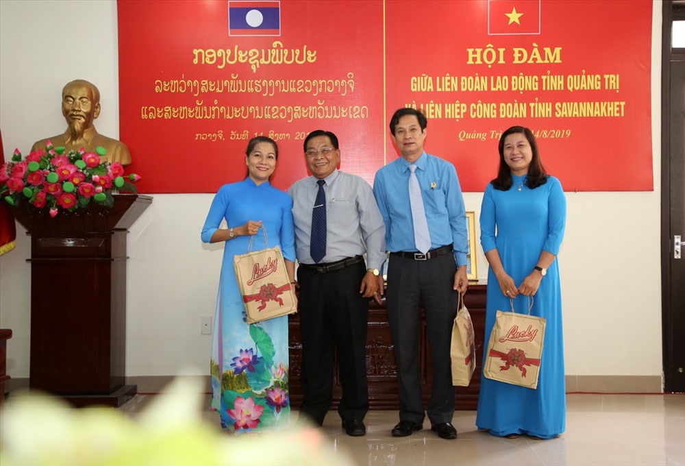 Liên hiệp Công đoàn tỉnh Savannakhet cũng có những phần quà ý nghĩa gửi tặng cho lãnh đạo LĐLĐ tỉnh Quảng Trị sau buổi hội đàm. Ảnh: Hưng Thơ.