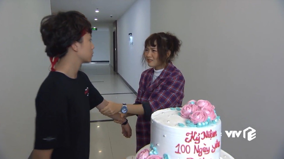 Ánh tặng bánh kem và nhẫn cho Dương. Ảnh: VTV