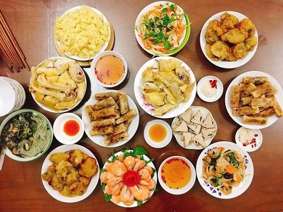 Bày biện mâm cỗ cúng rằm tháng 7 nên “tuỳ tiền biện lễ“. Ảnh: T.L.