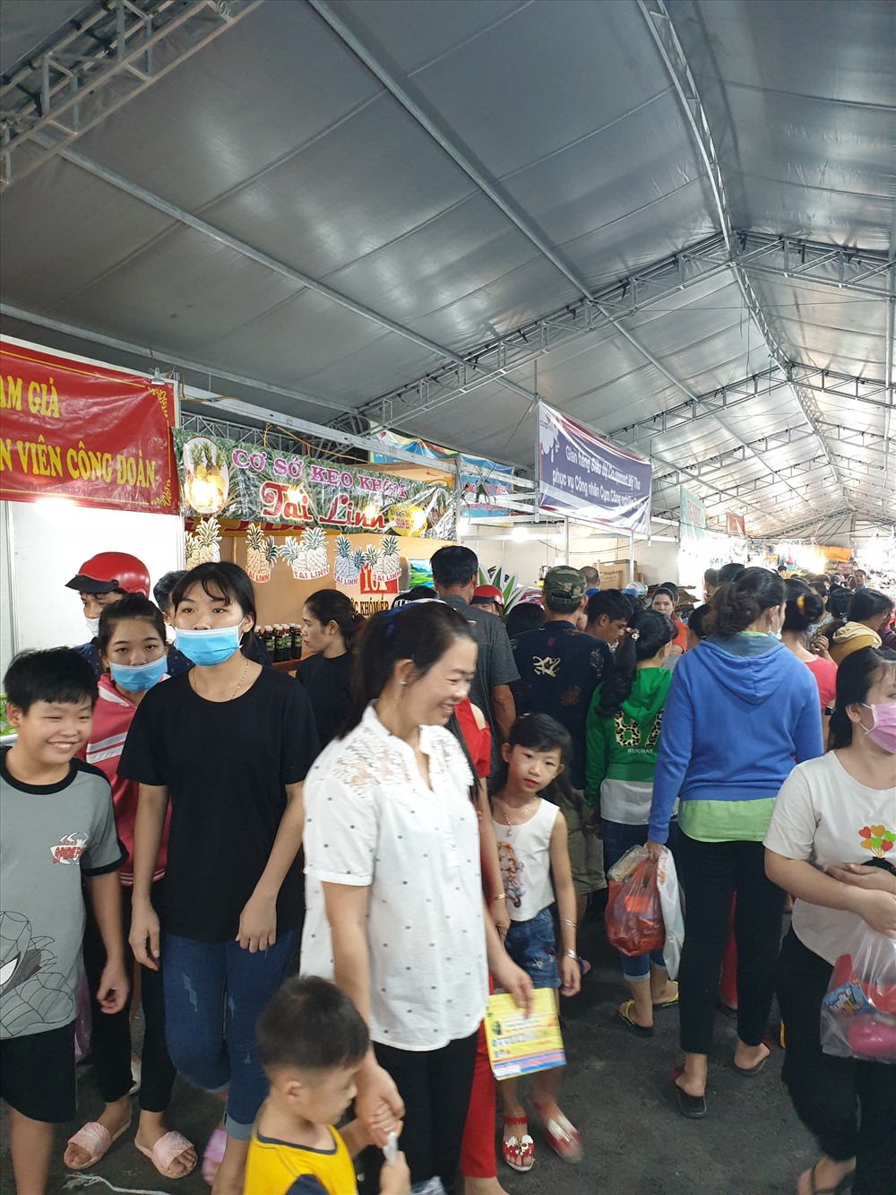 Mẹ và con cùng đi phiên chợ. Ảnh: K.Q