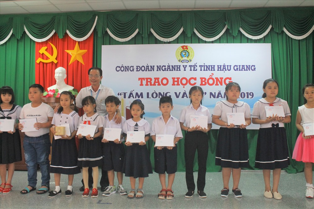 Lãnh đạo Sở Y tế tỉnh Hậu Giang - Trao quà và chúc mừng các em học sinh. Ảnh: Phạm Nhân