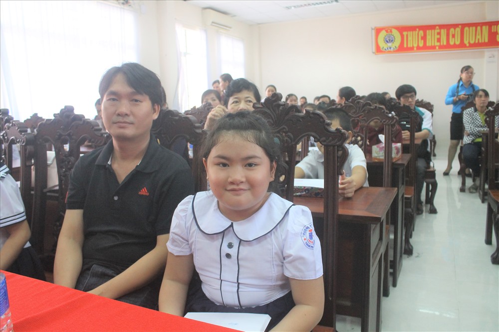 Niềm vui em học sinh nhận học bổng từ Quỹ Tấm Lòng Vàng. Ảnh: Phạm Nhân