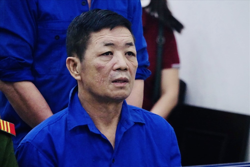 Hưng “kính” tại tòa. Ảnh: Cường Ngô