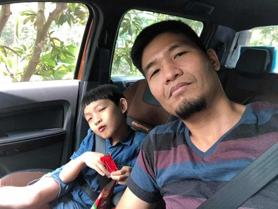 Anh Phạm Dương Ngọc và con trai. Ảnh: FBNV