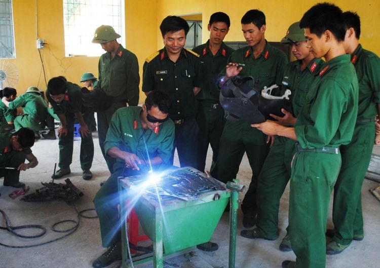 Nếu bộ đội xuất ngũ học nghề trình độ sơ cấp sẽ được cấp “thẻ học nghề” có giá trị tối đa bằng 12 tháng tiền lương tối thiểu (Ảnh minh họa/Báo QĐND).