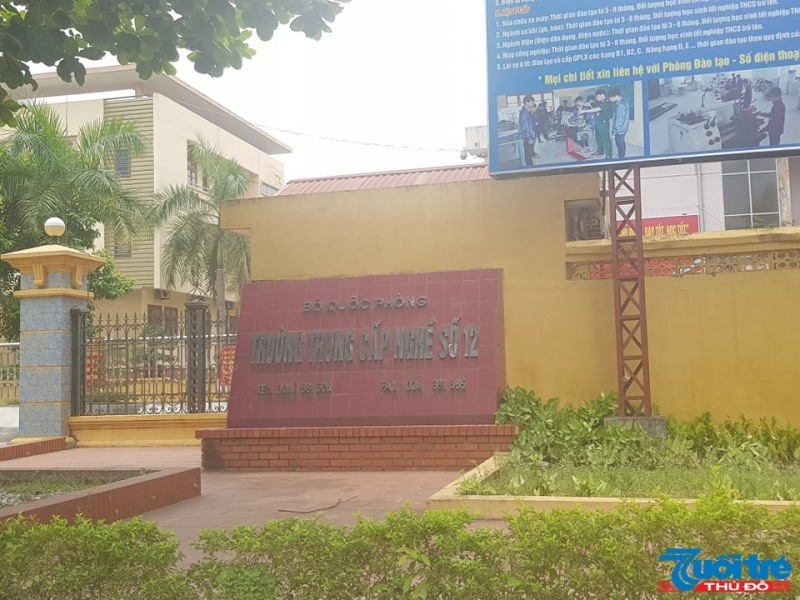 Cán bộ tuyển sinh của Trường Trung cấp nghề số 12 - Bộ Quốc Phòng đưa tiền cho rất nhiều trường hợp đăng ký học nhưng lại không đi học.