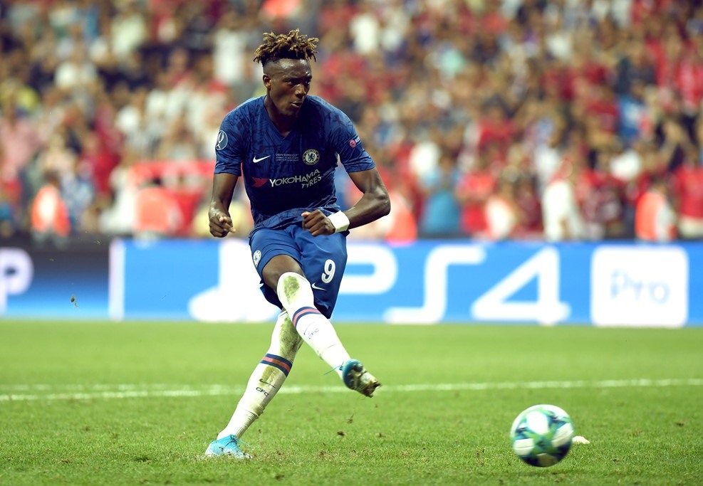 Tammy Abraham đã sút hỏng ở lượt đá quyết định của Chelsea. Ảnh: UEFA