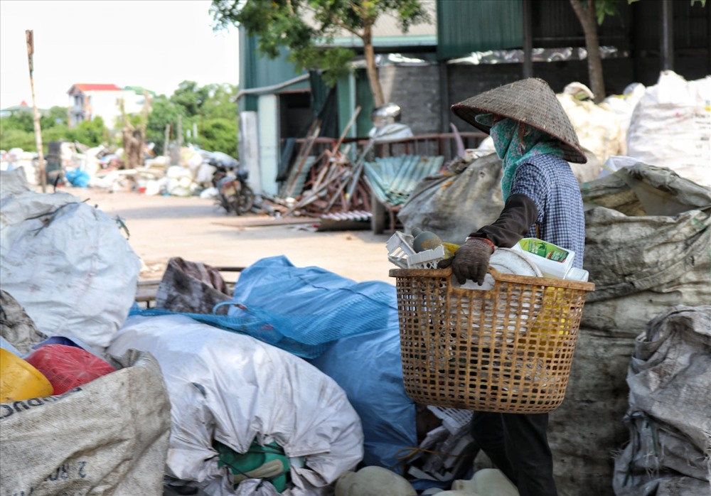 Bà Nguyễn Thị Dinh ngán ngẩm khi kể về nghề của mình.