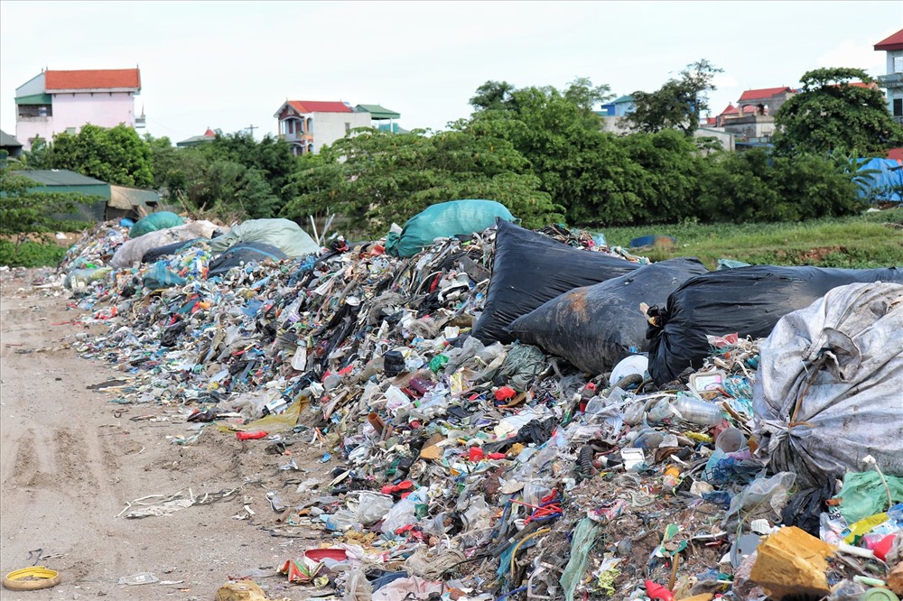 Phế thải ngổn ngang khắp lối đi trong thôn.