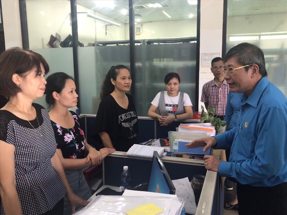 Chủ tịch Công đoàn Công ty KaiYang báo cáo cocofng chí Phó chủ tịch TLĐ về tình hình Công ty - ảnh ĐL