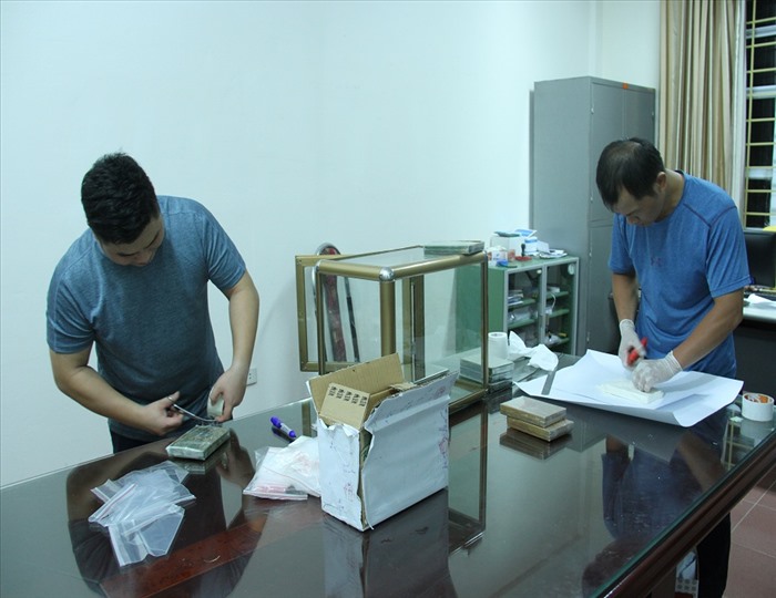 Cơ quan công an tiến hành lấy mẫu giám định. Ảnh: CALC.