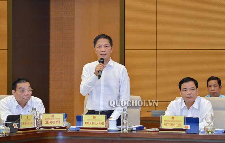 Bộ trưởng Bộ Công Thương Trần Tuấn Anh trả lời câu hỏi chất vấn. Ảnh Quochoi.vn