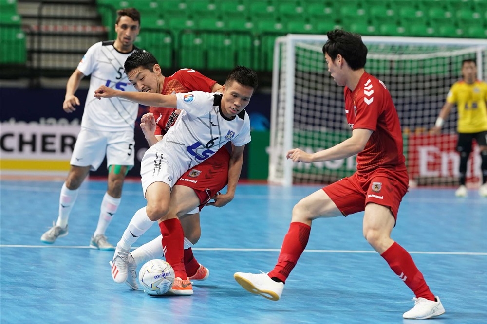 Tấm thẻ đỏ của Đức Hòa khiến cho Thái Sơn Nam không tìm được bàn gỡ 2-2 mà còn thua chung cuộc 1-3 sau đó. Ảnh: T.D