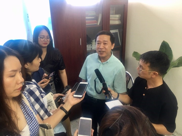 ông Nguyễn Đức Vinh trao đối với báo chí. Ảnh: Thảo Anh.