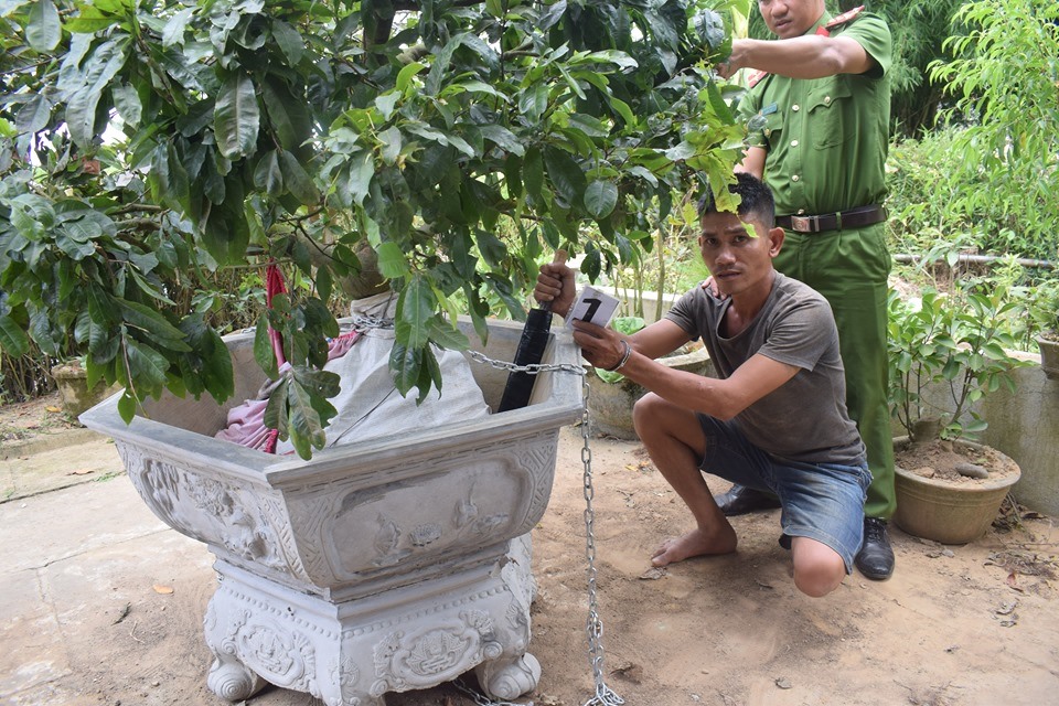Đối tượng Hùng và tang vật của vụ án. Ảnh: CA cung cấp.