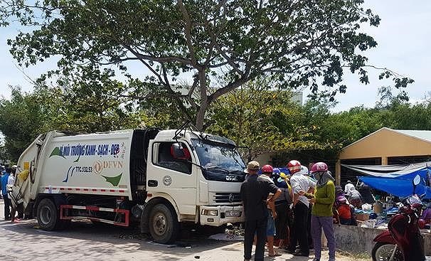 Chiếc xe chở rác lao vào cổng chợ tông chết người. Ảnh: MINH LÊ/TNO.