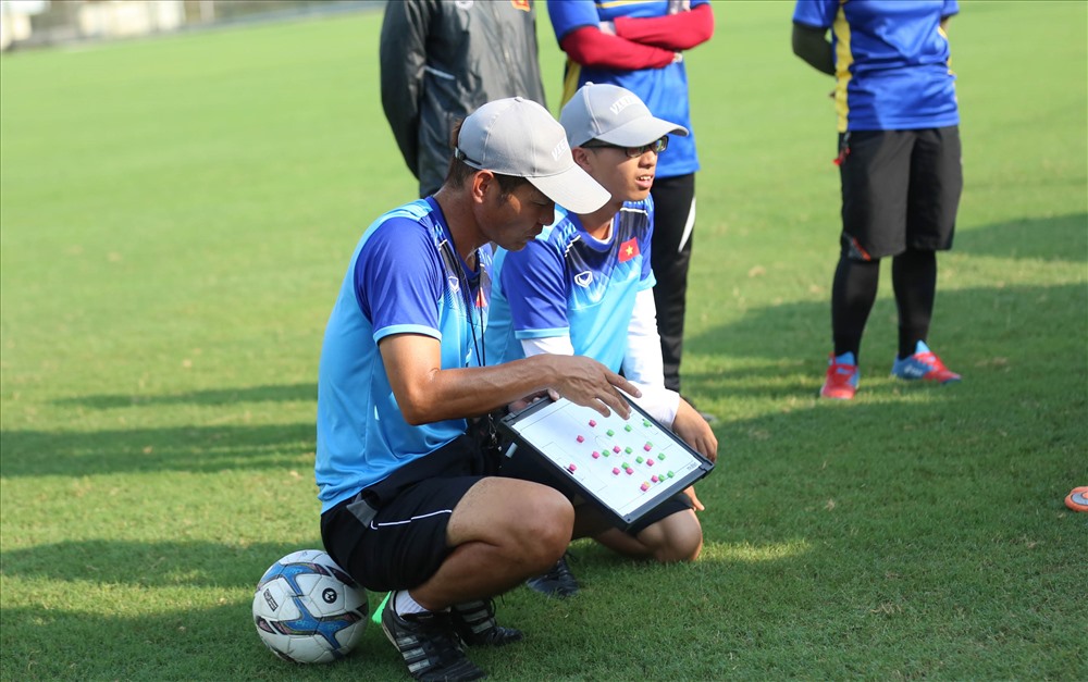 Về phía BHL ĐT U19 nữ Việt Nam, một thành viên trong BHL cho biết BHL đánh giá cao khả năng của hai em và nếu cả hai được về thi đấu cho U19 Việt Nam trong thời gian tới là một điều tuyệt vời. Ảnh: Minh Dân