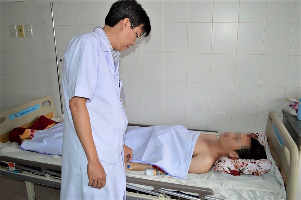 Anh N.V.T. nằm điều trị tại Bệnh viên Đa khoa Trung ương Cần Thơ. Ảnh: P.V