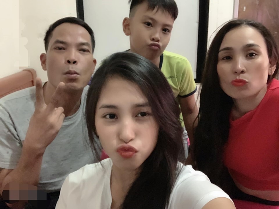 Những khoảnh khắc vui vẻ bên gia đình của Hoa hậu Tiểu Vy. Ảnh: FBNV.