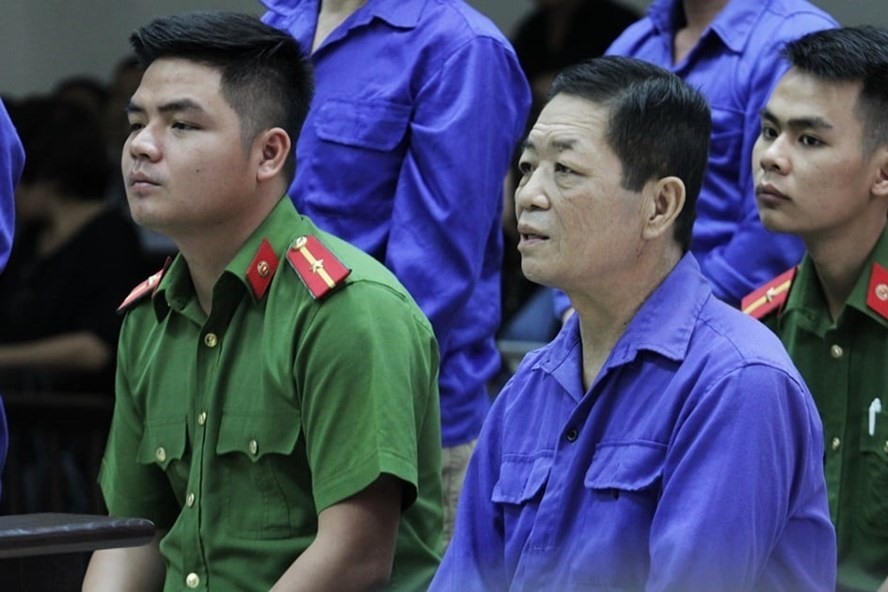Hưng “kính” tại tòa. Ảnh: Ngô Cường