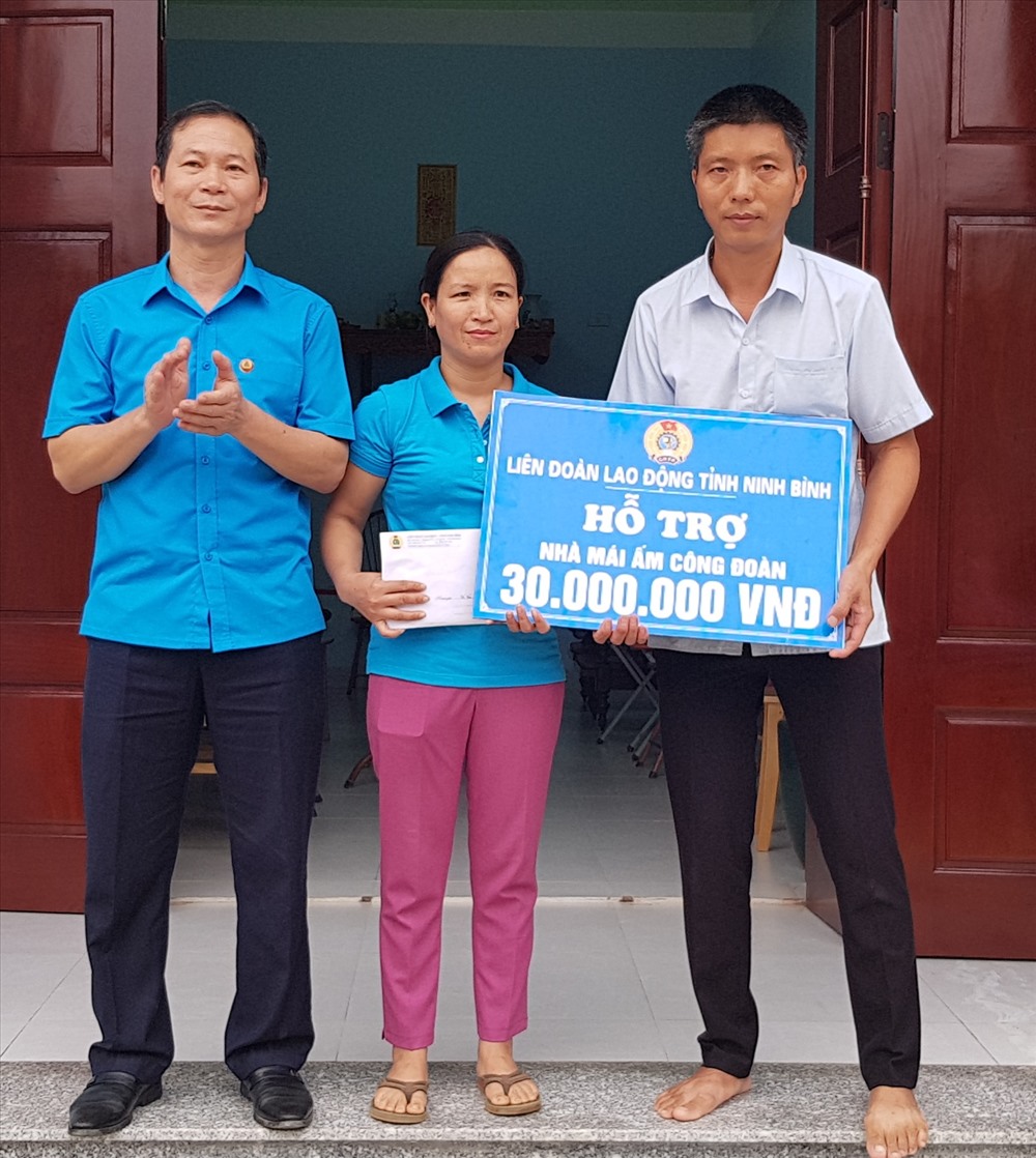 Đại diện lãnh đạo LĐLĐ tỉnh Ninh Bình trao tiền hỗ trợ cho gia đình chị Phạm Thị Lan. Ảnh: NT