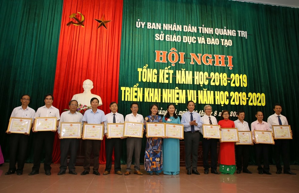 Các tập thể xuất sắc được tuyên dương và nhận bằng khen. Ảnh: Hưng Thơ.