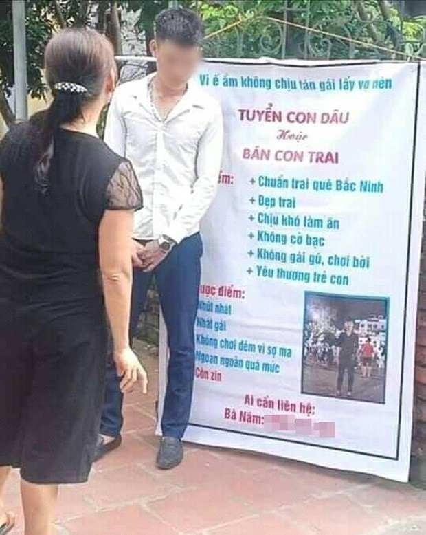 Mẹ treo biển “rao bán” con trai. Ảnh: Facebook.