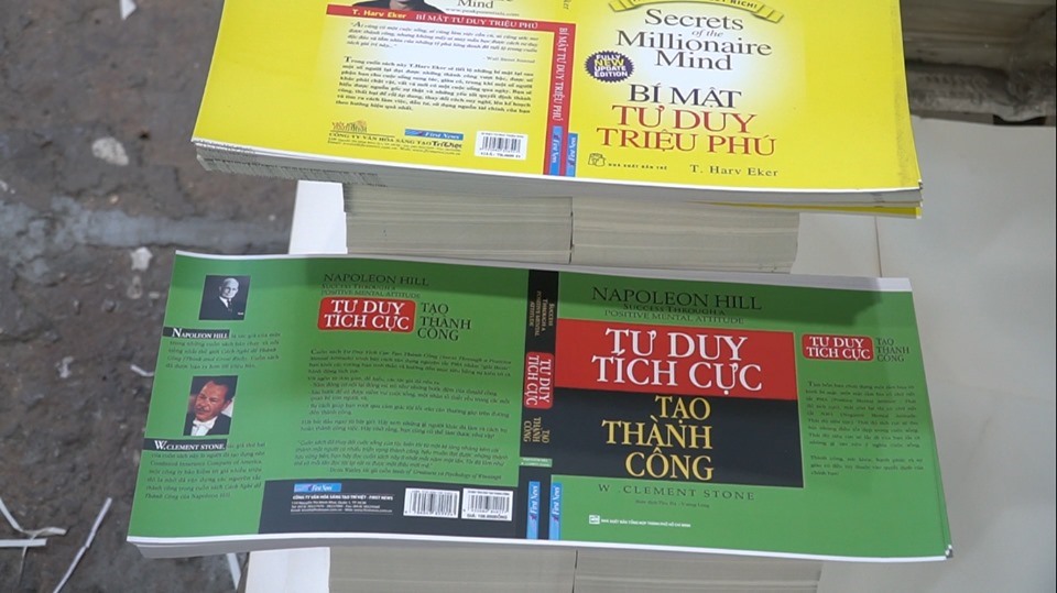 Những số sách này đã bị lực lượng Quản lý thị trường tạm giữ để kiểm tra. Ảnh: H.D
