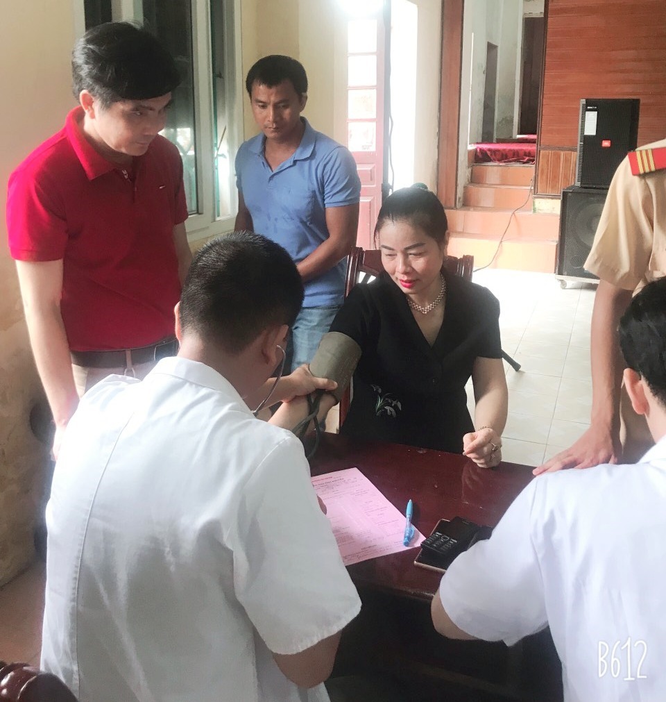 Các bác sĩ làm xét nghiệm sàng lọc trước khi lấy máu. Ảnh: NT