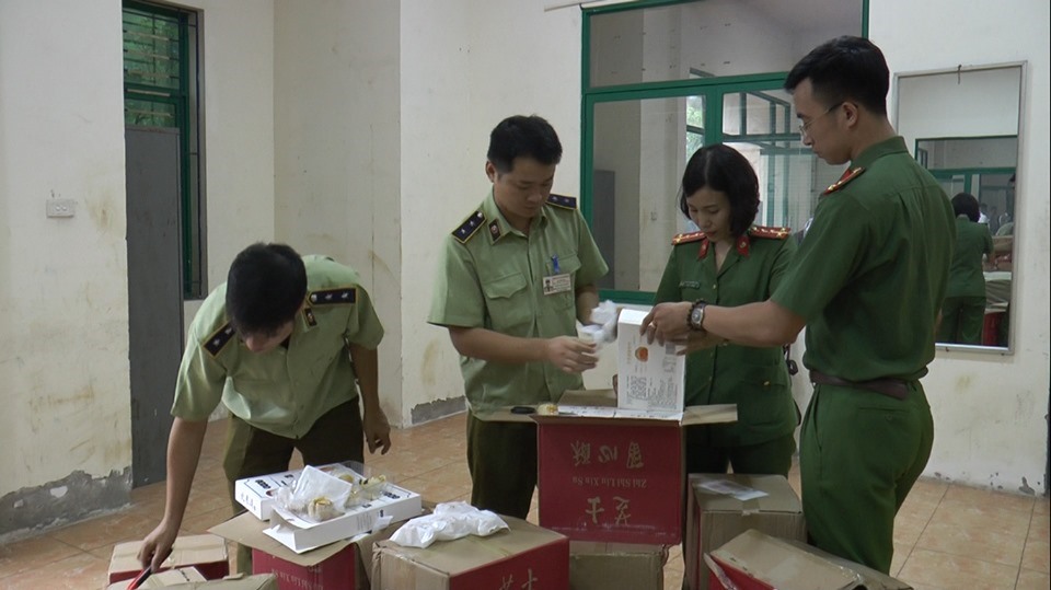 Lực lượng Quản lý thị trường phát hiện nhiều đầu sách không có nguồn gốc.