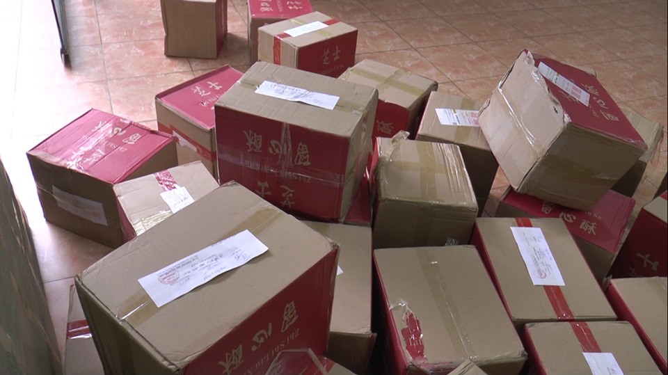 Ngay sau đó, lực lượng Quản lý thị trường đã thu giữ số hàng này để kiểm tra.